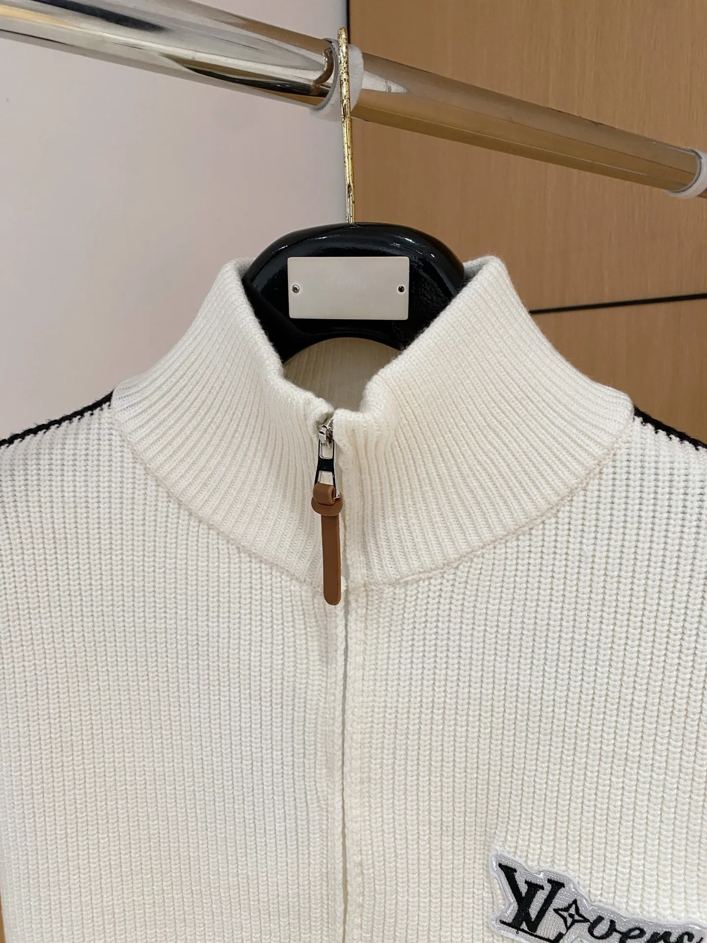 🅿️540 【LV Louis Vuitton】Autumn and winter classic cardigan sweater, in full condition! ! ! Wool blended fabric, the latest model in 2025, golden ratio! ! Slim-fitting soft gold, versatile and practical item, the combination and practicality are extremely powerful, simple and elegant, and classy! To create your own style, it is highly recommended to buy it in two colors. The standard slim fit tailoring process is suitable for both young and old men. It is knitted from wool and will not cause any discomfort! While keeping warm, it is stylish, textured and wearable, and the classic logo with contrasting colors on the chest feels in place! ! Recommended for regular customers! ! Size M-3XL (maximum wear: 190 pounds)